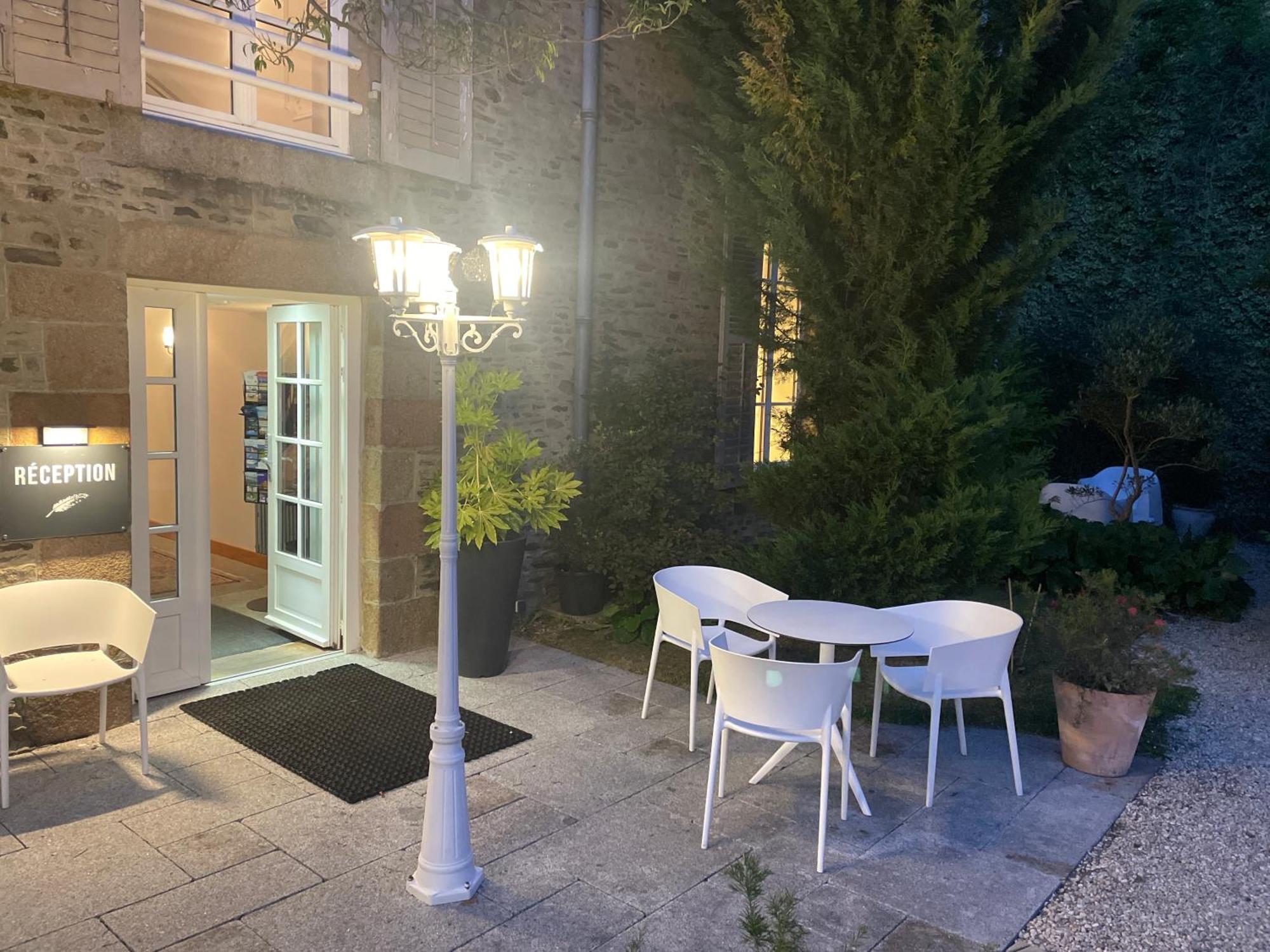 Hotel Victor Hugo Pontorson Exterior photo